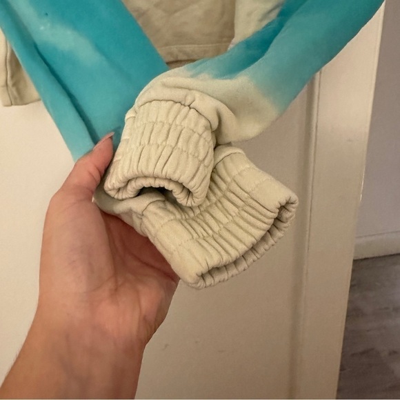 Apparis Tie-Dye Ombre Blue Cropped Crewneck Sweatshirt size Medium - Picture 3 of 6